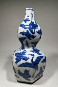 MING DYNASTY BLUE AND WHITE GOURD VASE