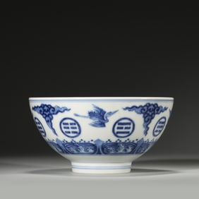 A blue and white cloud and crane porcelain bowl,Qing Dynasty,China