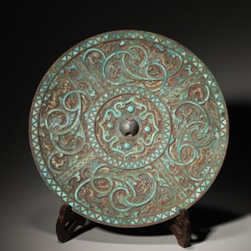 A gem-inlaid bronze mirror,Zhou Dynasty,China