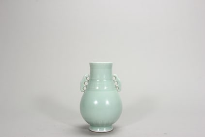 A celadon glaze porcelain double-eared vase,Qing Dynasty,China