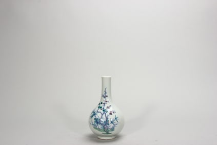 A doucai flower patterned porcelain vase,Qing Dynasty,China