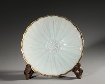 A daisy petal patterned Hutian kiln porcelain plate,Song Dynasty,China