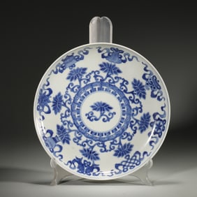 A blue and white interlocking flower porcelain plate,Qing Dynasty,China
