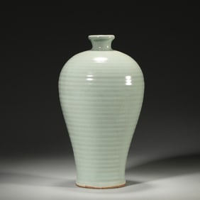 A celadon glaze porcelain string patterned vase,Ming Dynasty,China