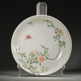 A famille rose flower and butterfly porcelain plate,Qing Dynasty,China