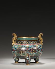 A dragon patterned double-eared cloisonne pot,Qing Dynasty,China