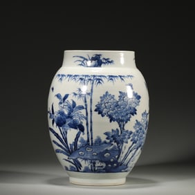 A blue and white bird and flower porcelain vase,Qing Dynasty,China