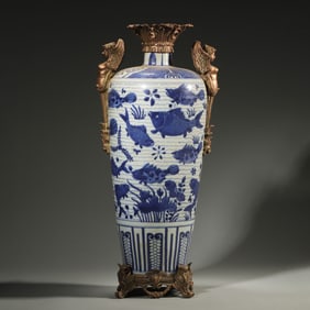 A blue and white seaweed and fish porcelain vase,Qing Dynasty,China