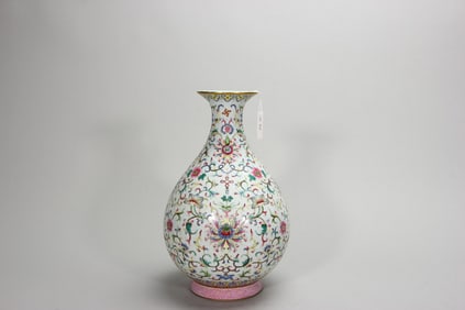 A famille rose flower porcelain vase,Qing Dynasty,China