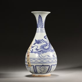 A blue and white dragon porcelain vase,Yuan Dynasty,China