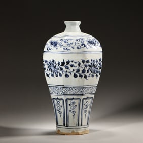 A blue and white interlocking flower porcelain vase,Yuan Dynasty,China