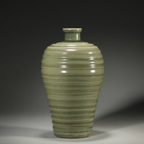 A Longquan kiln porcelain string patterned vase,Ming Dynasty,China