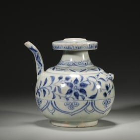 A blue and white interlocking flower porcelain pot,Ming Dynasty,China