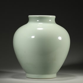 A celadon glaze porcelain jar,Qing Dynasty,China
