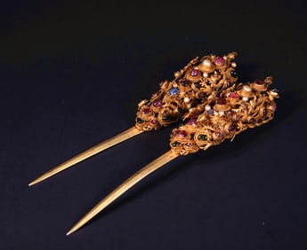 A PAIR OF QING DYNASTY GEM-ENCRUSTED HAIRPINS