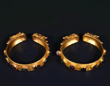 A PAIR OF QING DYNASTY GEM-SET ANIMAL PATTERN BRACELETS