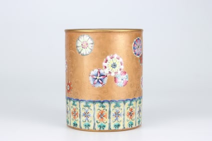 QIANLONG PASTEL FLOWER PATTERN PEN HOLDER FROM THE QING DYNASTY