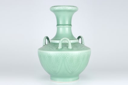 QING DYNASTY BEAN GREEN GLAZE VASE WITH FLORAL PATTERN