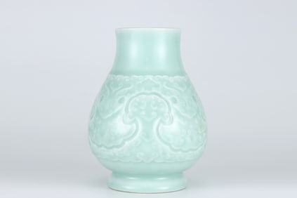 QING DYNASTY CELADON FLOWER PATTERN VASE