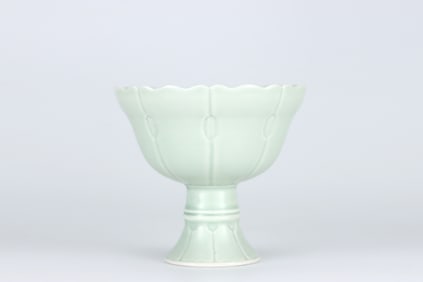 QING DYNASTY WHITE GLAZE FLORAL PATTERN GOBLET