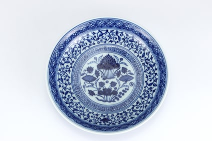 MING DYNASTY XUANDE BLUE AND WHITE FLOWER PLATE