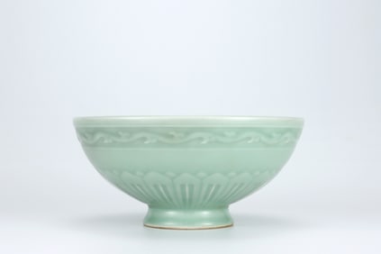 QING DYNASTY BEAN GREEN GLAZE DRAGON PATTERN BOWL