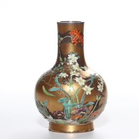 QING DYNASTY PASTEL GANODERMA LUCIDUM BOTTLE