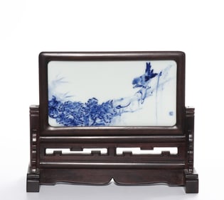 BLUE AND WHITE PORCELAIN PLATE WITH FLOWER AND BIRD PATTERNS IN THE REPUBLIC OF CHINA