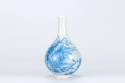 QING DYNASTY MATERIAL-COLORED LANDSCAPE BOTTLE