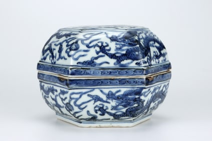 MING DYNASTY BLUE AND WHITE DRAGON PATTERN LID BOX