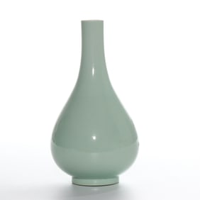 QING DYNASTY BEAN GREEN GLAZE BOTTLE