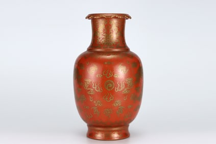 QING DYNASTY ALUM RED VASE WITH GOLD DRAGON PATTERN