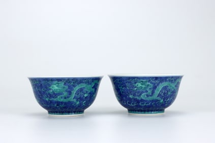 A PAIR OF QING DYNASTY DRAGON-PATTERNED BOWLS