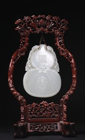 WHITE JADE GOURD HANGING SCREEN FROM THE QIANLONG PERIOD OF THE QING DYNASTY