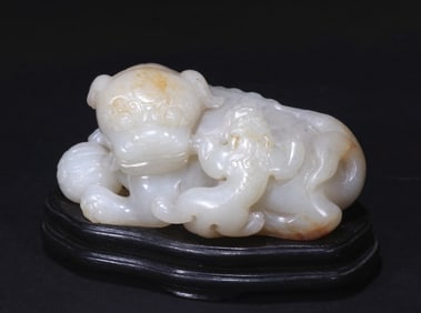 QING DYNASTY WHITE JADE LION ORNAMENT