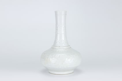 QING DYNASTY WHITE GLAZE BOTTLE