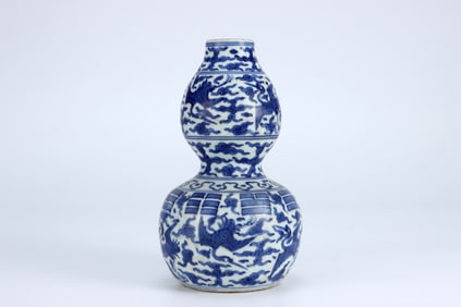 MING DYNASTY BLUE AND WHITE GOURD BOTTLE WITH CRANE PATTERN