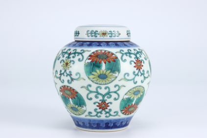QING DYNASTY DOUCAI GROUP PATTERN COVERED JAR
