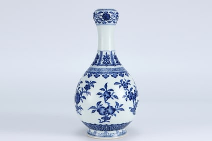 QING DYNASTY BLUE AND WHITE FLOWER PATTERN GARLIC BOTTLE