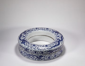 Ming Dynasty Jiajing Blue and White Dragon Pattern Box