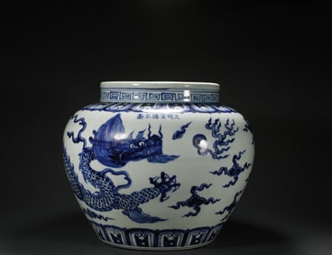 Ming Dynasty Xuande Blue and White Dragon Pattern Jar