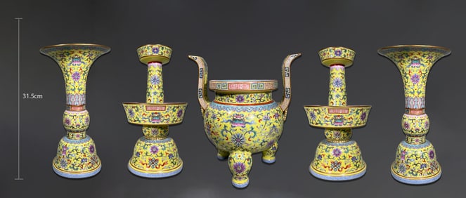FIVE PORCELAIN PORCELAINS OF THE QING DYNASTY