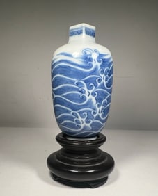 QING DYNASTY BLUE AND WHITE SEA WATER TOBACCO BOTTLE