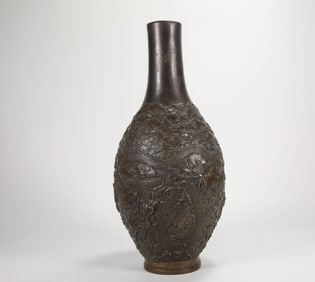 DRAGON-PATTERNED VASE FROM THE QING DYNASTY