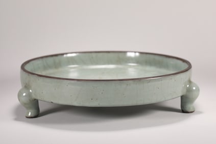 SONG DYNASTY GE KILN THREE-LEGGED WASHBASIN