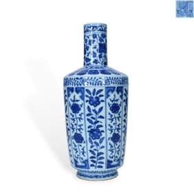 Qing Daoguang period a Blue-and-white paperweight-shaped vase with broken branch flower patterns