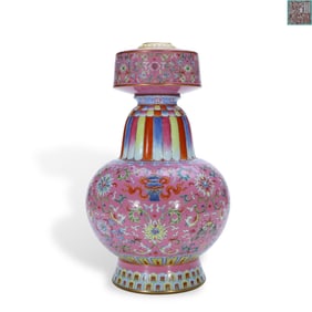 Qing Qianlong period a Famille-rose Benba bottle with the pattern of eight treasures supported by