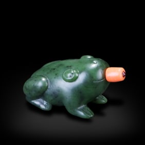 Qing Dynasty Hetian jasper snuff bottle in the shape of a frog