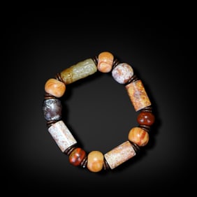 Neolithic Period Set of jade "le" (pendants) and jade tube-bead necklaces