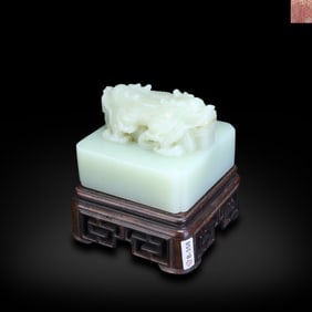Qing Dynasty Hetian white jade seal with interlocking dragon knob